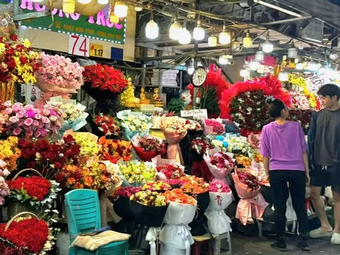 Lễ 20-10: Hoa hồng Trung Quốc lấn sân, kéo giá hoa trong nước giảm