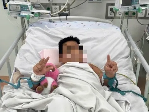 Bé trai 7 tuổi bị sốt xuất huyết nặng được cứu sống ngoạn mục sau 3 tuần hồi sức