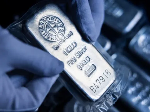 Sau vàng, cơn sốt bạc đang diễn ra tại một quốc gia châu Á, đại lý thừa nhận: 'Thị trường chưa bao giờ điên rồ như thế này'