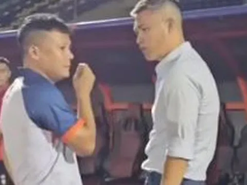 Công Vinh lộ diện