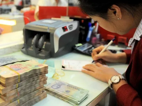 Mỗi tháng có thêm 100.000 tỉ đồng tiền tiết kiệm gửi vào ngân hàng