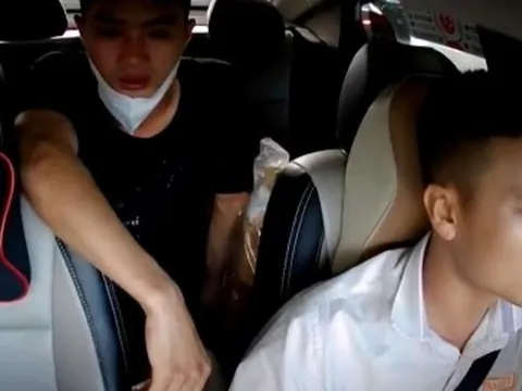 Thương người cha nghèo vừa mất con, tài xế taxi chở miễn phí 20km