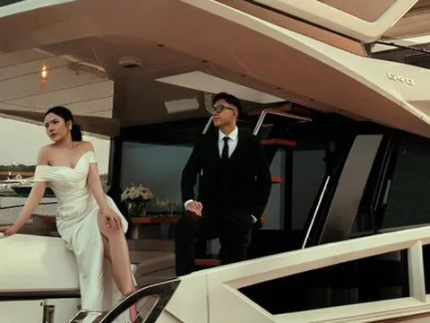 Tiền vệ ĐT Việt Nam khoe ảnh cưới trên du thuyền cùng cô chủ tiệm vàng