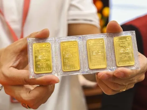 Vàng trong nước tăng hơn 3 triệu/lượng, thế giới chạm mốc lịch sử, chuyên gia tranh luận nên mua hay bán?
