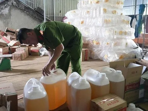 Cận cảnh xưởng sản xuất dầu ăn giả ở Nghệ An: Đã bán 2,7 triệu lít khắp các tỉnh, thu lợi 75 tỷ đồng