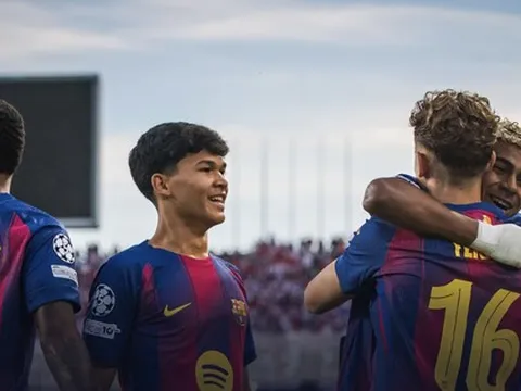 Tài năng 17 tuổi gốc Philippines đá chính cho Barcelona ở Champions League