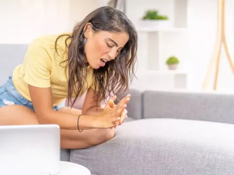 Ngày càng nhiều người trẻ mới chỉ 18 tuổi đã mắc "bệnh người già": Chuyên gia khuyên đừng làm 3 điều này