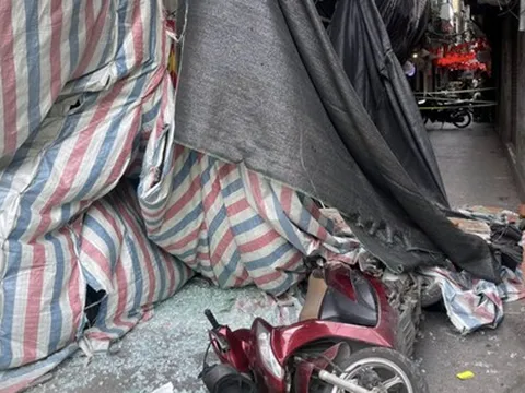 Đôi nam nữ thương vong khi đi xe máy qua ngôi nhà đang tháo dỡ