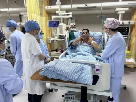 Người đàn ông suýt chết sau khi uống loại rượu này: Bác sĩ cảnh báo “độc gấp 50 lần thạch tín”