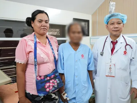 Tưởng chừng không còn cơ hội, bệnh nhân nước ngoài được bác sĩ Việt cứu sống