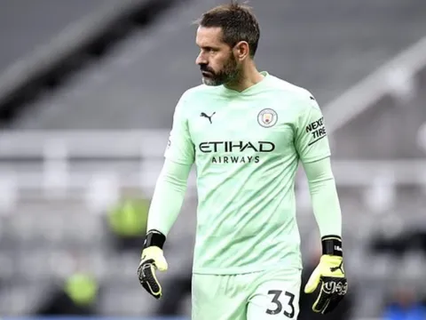 Thủ môn "việc nhẹ lương cao" Scott Carson giải nghệ ở tuổi 40