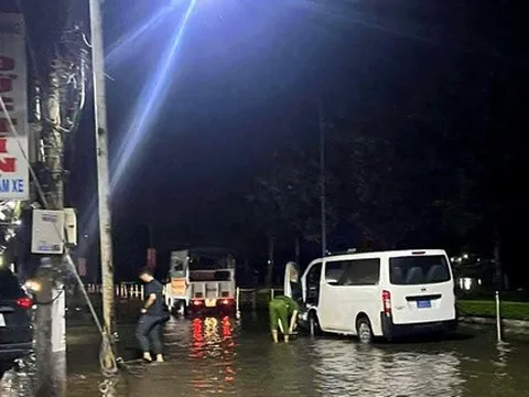 Cần Thơ: Rò rỉ điện khi triều cường dâng cao khiến 2 học sinh tử vong