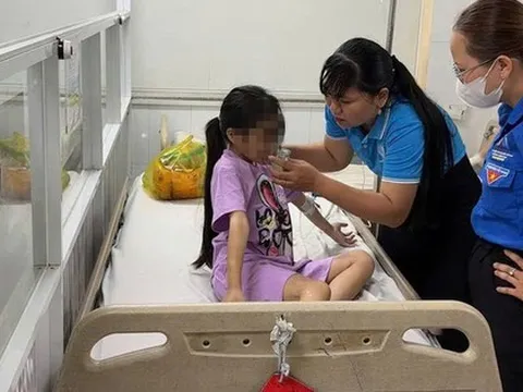 Bé gái ở TP HCM bị mẹ 25 tuổi và người tình 19 tuổi bạo hành: Tiến hành giám định thương tích