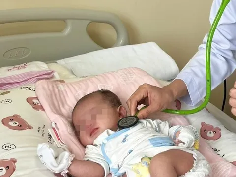 Bé gái sơ sinh có trái tim nằm bên phải lồng ngực