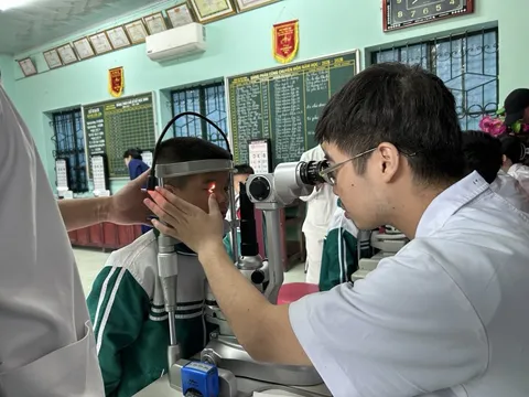 Bé trai 10 tuổi khẳng định "nhìn rõ", kết quả khám cận 10 độ!