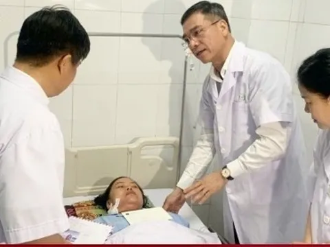 Bộ trưởng Y tế tặng bằng khen 4 nữ điều dưỡng dũng cảm cứu bé sơ sinh ở Nghệ An