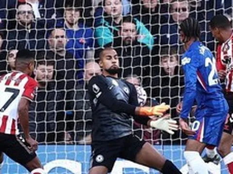 Thắng ngược trên sân Chelsea, Sunderland vươn lên nhì bảng