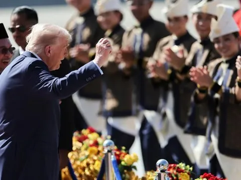 CLIP: Ông Donald Trump nhảy theo điệu nhạc tại sân bay Malaysia