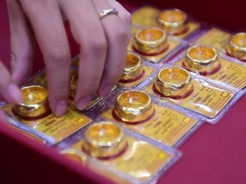Hôm nay, một nhà vàng lớn tại Hà Nội thông báo: Khách hàng phải chờ 5 ngày mới được mua nhẫn tròn trơn lần tiếp theo