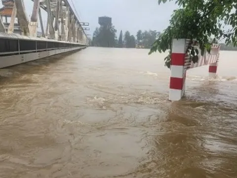 Dừng hàng loạt chuyến tàu do mưa lũ ở Huế và Đà Nẵng, 2.700 khách bị ảnh hưởng