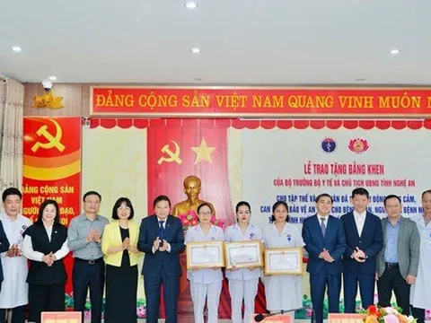 Vụ dùng dao tấn công làm 7 người bị thương: Khen thưởng các nữ điều dưỡng và cá nhân dũng cảm