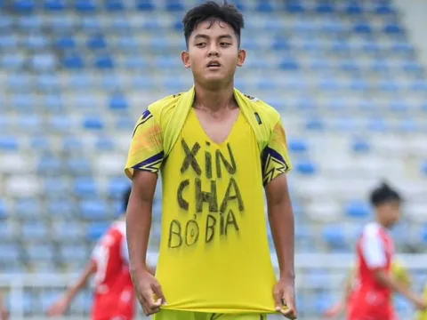"Xin cha bỏ bia": Cầu thủ nhí trải lòng, hé lộ sự thật sau bức ảnh xôn xao làng bóng đá Việt