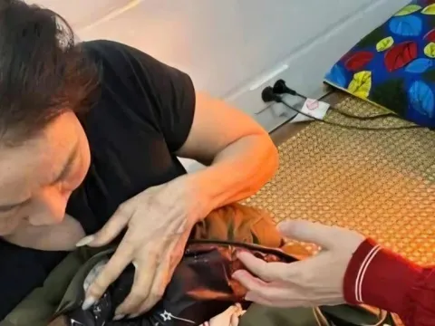 Bé trai sơ sinh còn nguyên dây rốn bị bỏ rơi ở bờ mương