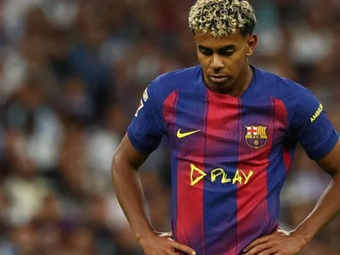 Lamine Yamal làm trò trẻ con