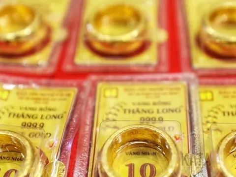Giá vàng nhẫn giảm gần 3 triệu đồng/lượng, chiều nay, một nhà vàng lớn ở Hà Nội thông báo: Mỗi khách được mua tối đa 50 chỉ, nhận vàng ngay