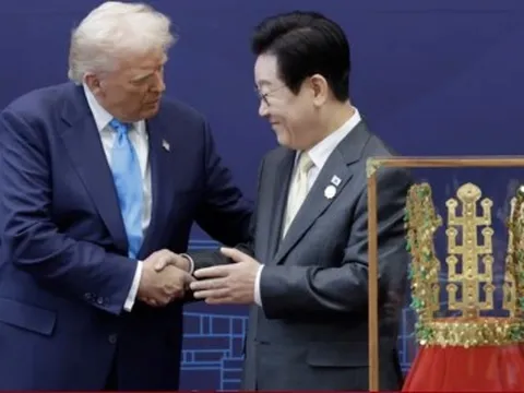 Hàn Quốc tặng ông Trump bản sao vương miện bằng vàng