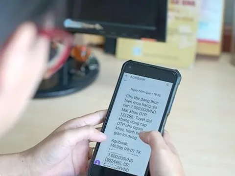 Phát hiện người phụ nữ ở Hải Phòng liên tục nhìn điện thoại khi giao dịch ngân hàng, công an lập tức có mặt