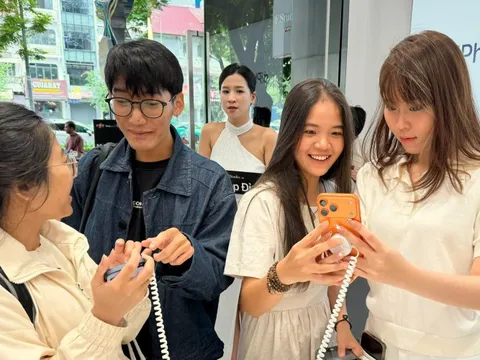 'Cơn sốt' iPhone 17 bản cao cấp Pro Max: Khách Việt dồn dập săn mua, chuỗi bán lẻ gom đậm cỡ nào?