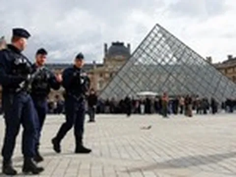 2 nghi phạm đã nhận tội trộm đồ tại bảo tàng Louvre, nhưng vẫn không ai biết 8 bảo vật đang ở đâu