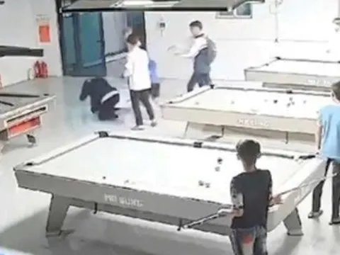 VIDEO: Nam sinh bị nhóm bạn dùng gậy bida đánh tới tấp phải nhập viện cấp cứu