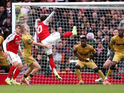 Arsenal hụt kỷ lục vì cú sút gây tranh cãi