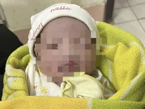 Đưa bé gái sơ sinh bị bỏ rơi trong nhà hoang vào bệnh viện chăm sóc