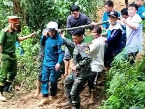 Băng rừng, khiêng thai phụ vượt quãng đường sạt lở đi cấp cứu