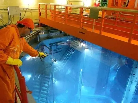 Công nhân rơi xuống khoang nước trong lò hạt nhân, uống phải thứ nguy hiểm: Kết quả đo đáng sợ