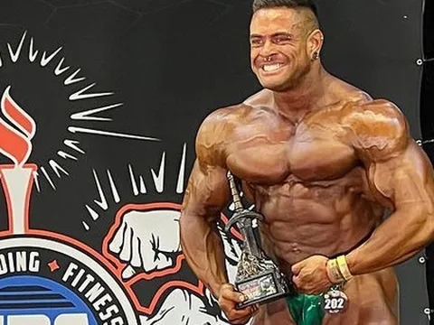 Nam thần thể hình đột quỵ qua đời do cú sốc mất mèo cưng