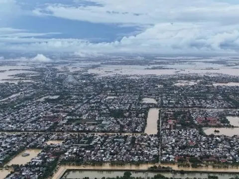 TP Huế hoang tàn, bị rác và bùn bủa vây sau trận 'đại hồng thuỷ'