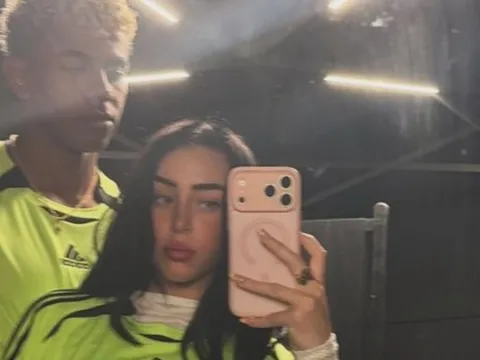 Lamine Yamal bỏ tập đi chơi với bạn gái