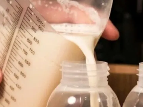 'Chấm đen' trong sữa bột khiến người dùng lo mốc, chuyên gia nói gì?