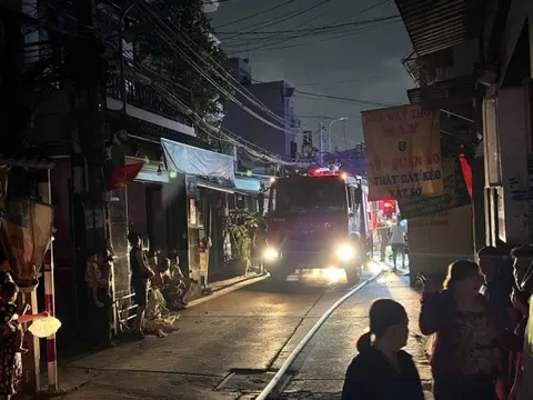 Ngọn lửa trùm kho phế liệu trong khu dân cư, người dân hoảng loạn tháo chạy