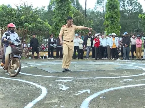 Đồng bào vùng sâu nô nức học sát hạch lái xe hạng A1