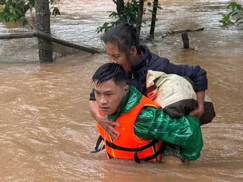 Ấm áp tinh thần dân tộc, nghĩa đồng bào trong mưa lũ