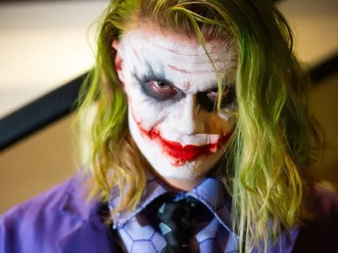 Erling Haaland gây náo loạn đường phố