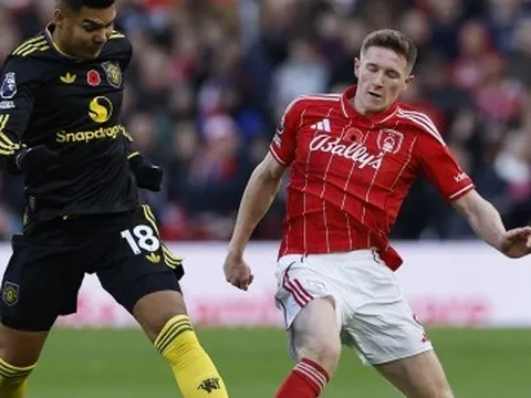 Trọng tài giúp sức, Man Utd vẫn suýt thua