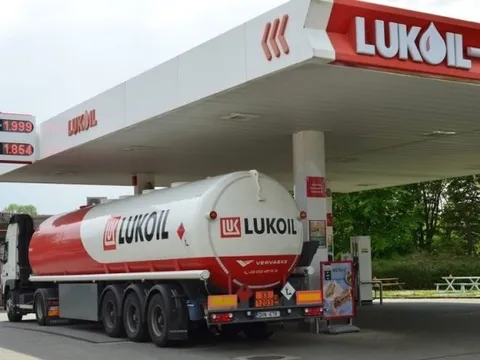 Mỹ trừng phạt ‘ông trùm’ dầu mỏ Nga, quốc gia châu Âu lập tức cấm xuất khẩu dầu, nhiên liệu sang EU vì sợ hết hàng