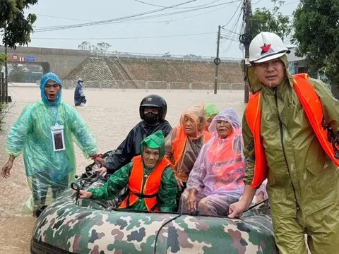 Người miền Trung dìu nhau qua cơn bão lũ