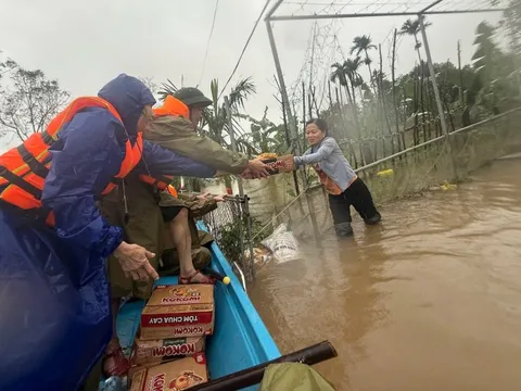 Hàng ngàn nhà dân ở Hà Tĩnh vẫn bị nước lũ bủa vây